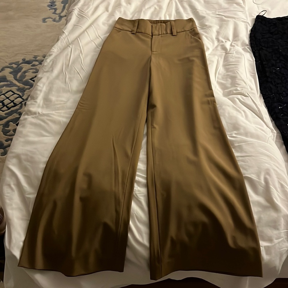 Beige wide leg Alice + Olivia trousers.  Perfect condition